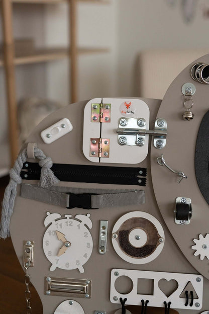 Motorikwand Elli Elefant mit vielen Spielelementen