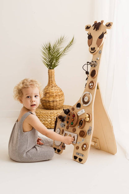 Motorikwand Godi Giraffe aus Holz für Kinder