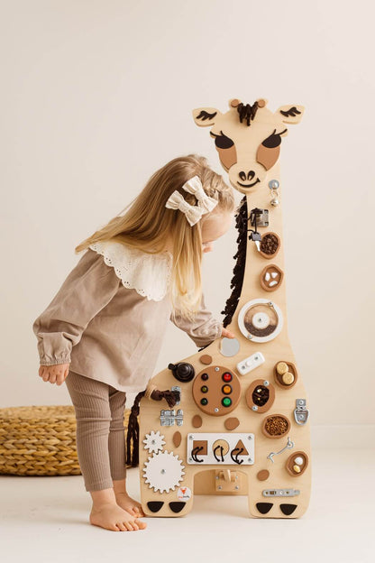 Motorikwand Godi Giraffe zur Wandmontage aus Holz