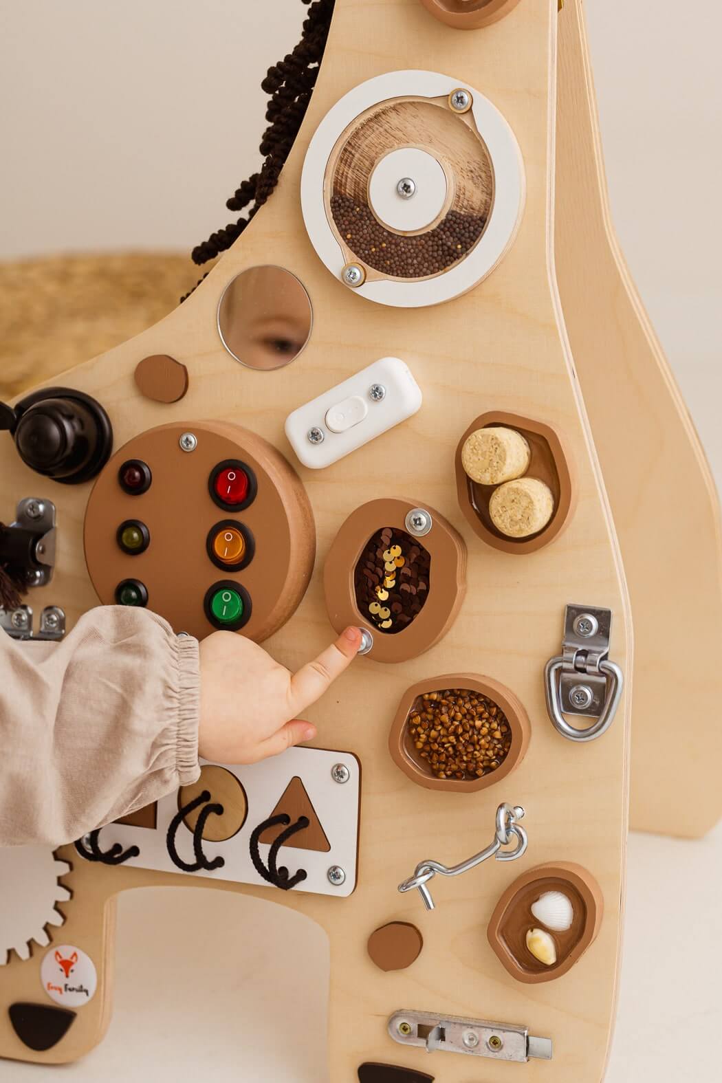 Motorikbrett Godi Giraffe mit vielen Spielelementen