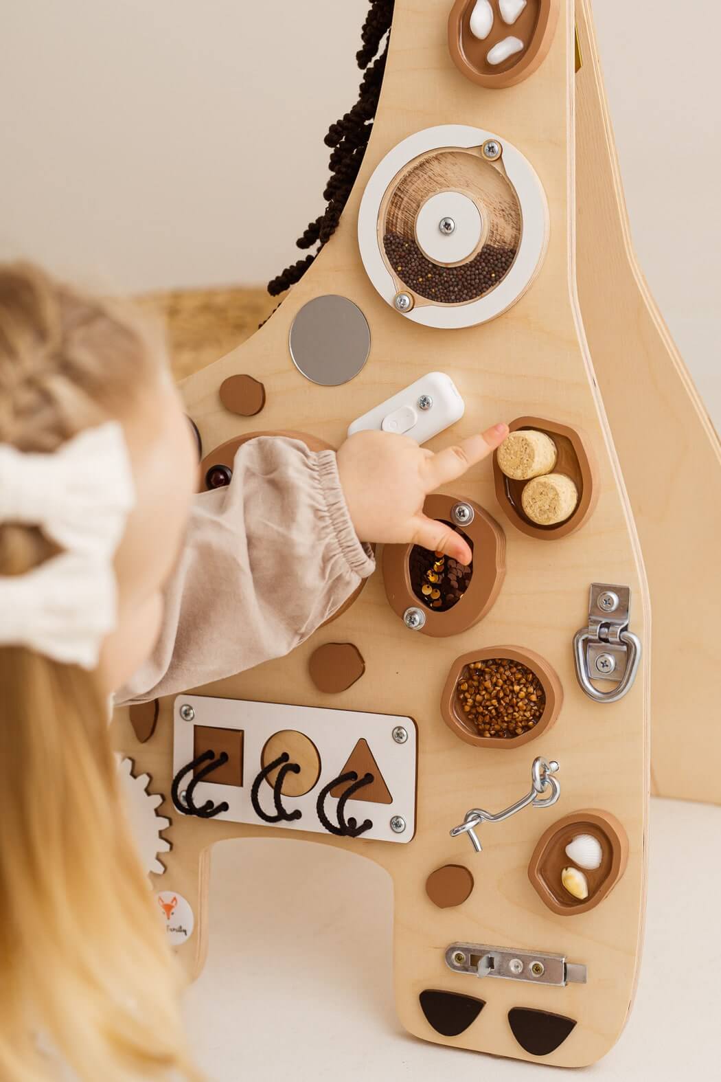 Motorikwand Godi Giraffe zur Förderung der Feinmotorik