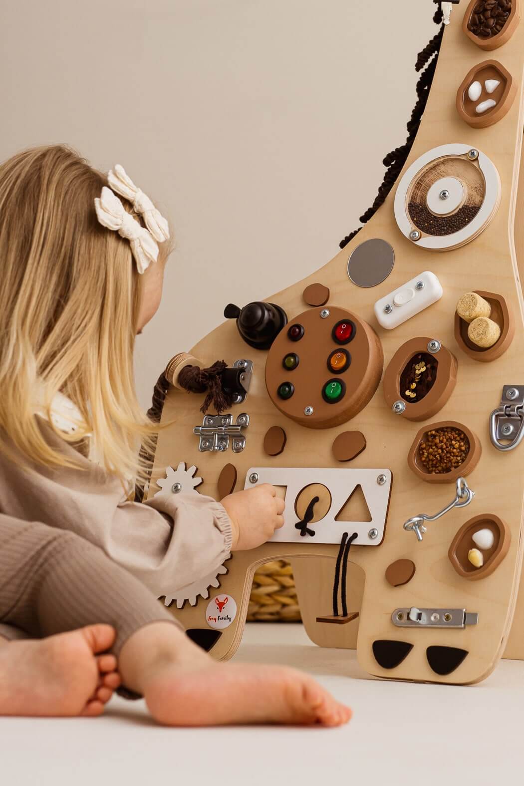 Motorikwand Godi Giraffe aus Holz im Detail