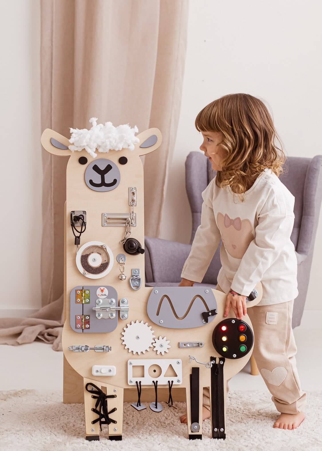 Motorikwand Lui Lama aus Holz für Kinder