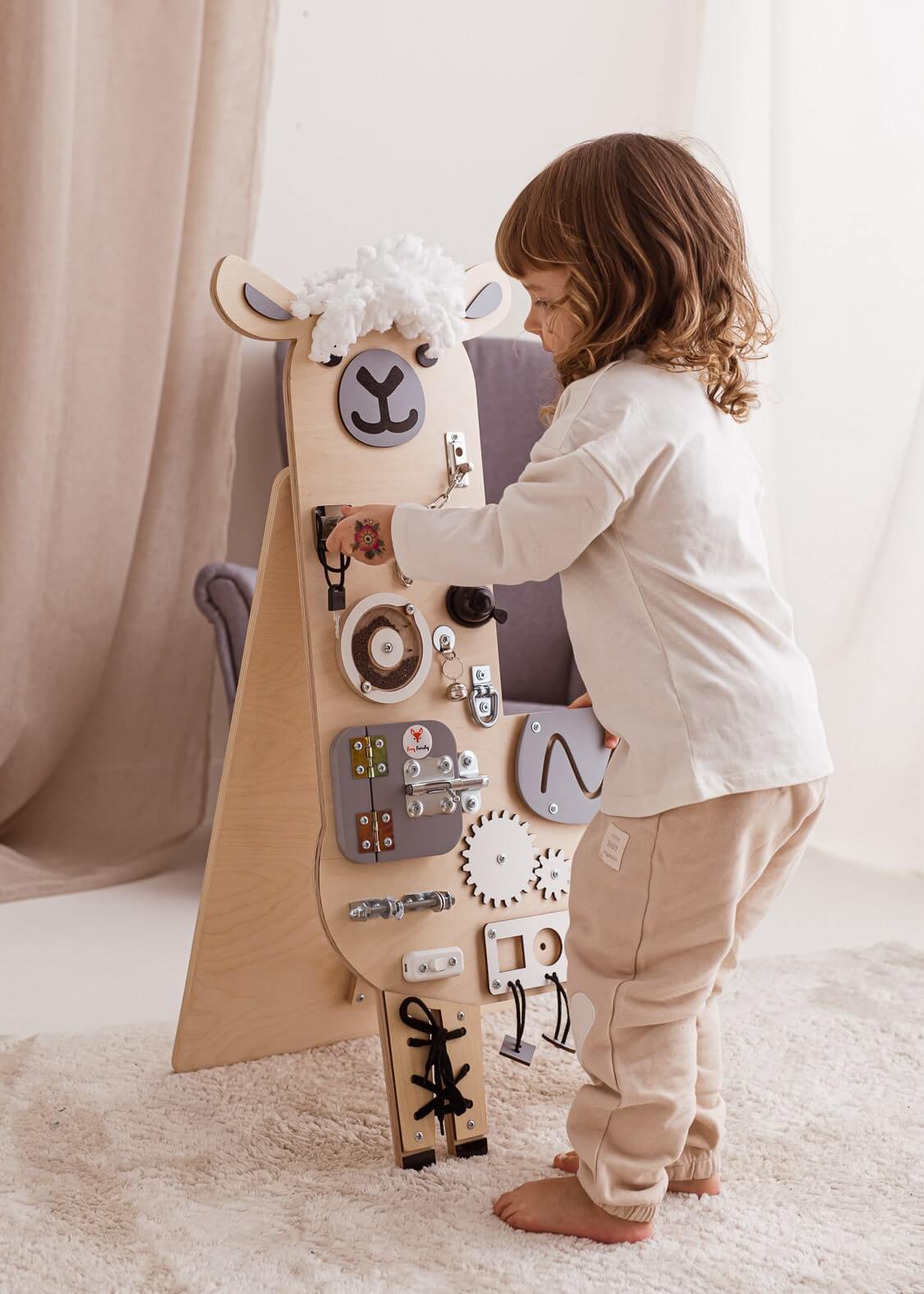Motorikwand Lui Lama mit Aktivitäten für Kinder
