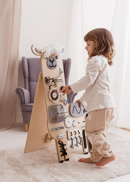 Motorikwand Lui Lama für Kinder aus Holz