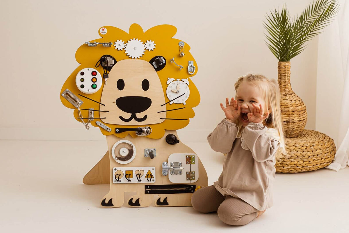 Motorikwand Leo Löwe mit vielen Aktivitäten für Kinder