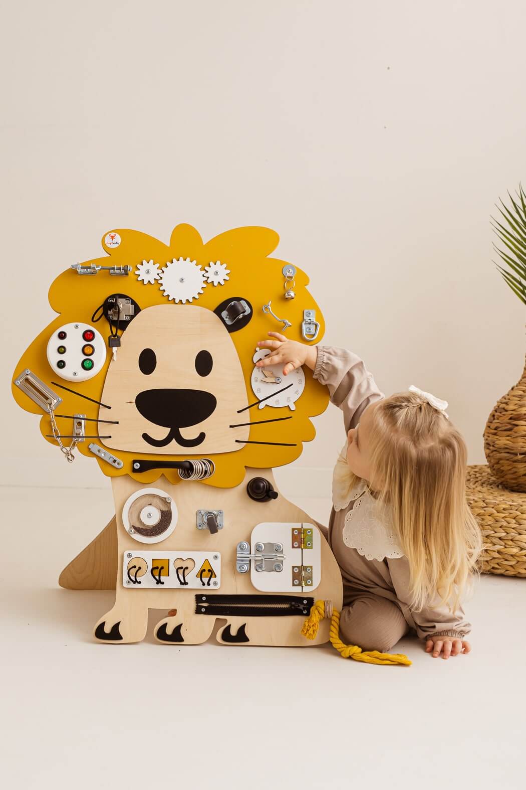 Motorikbrett Leo Löwe mit Spielelementen für Kinder