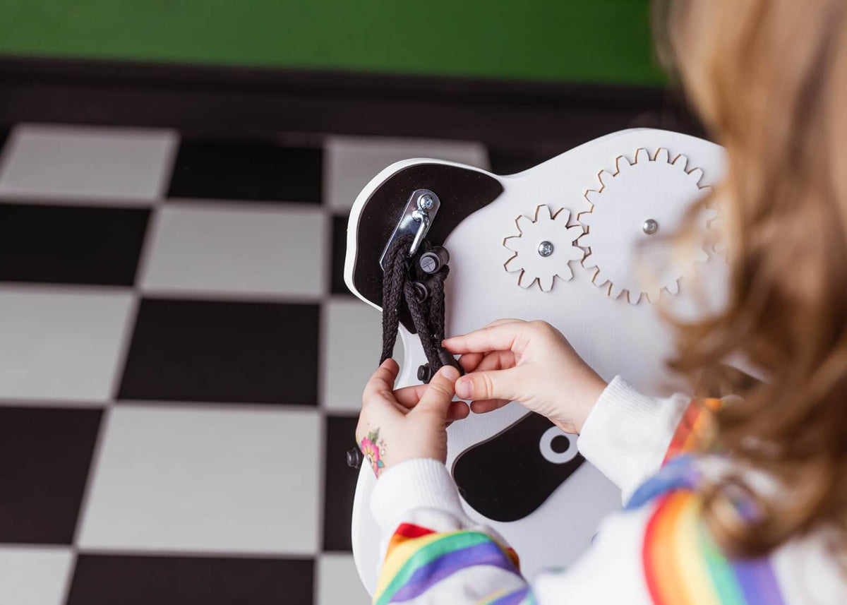 Motorikbrett Paula Panda mit Spielelementen für Kinder