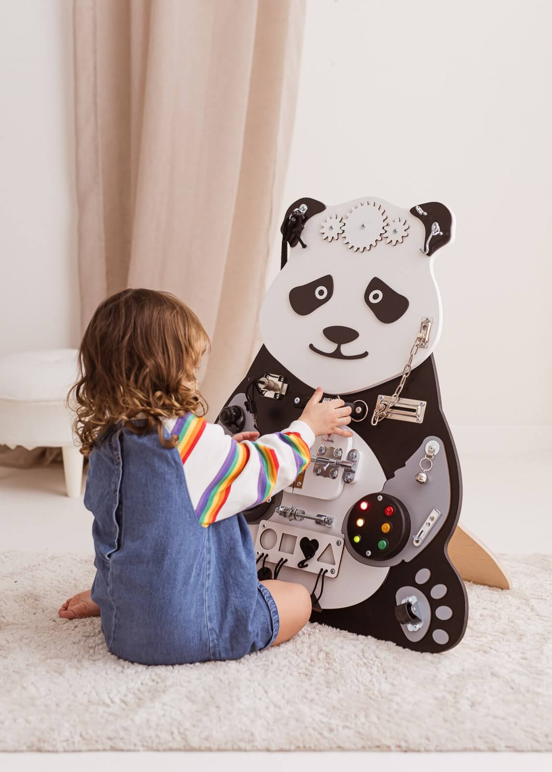 Motorikwand Paula Panda mit beweglichen Elementen
