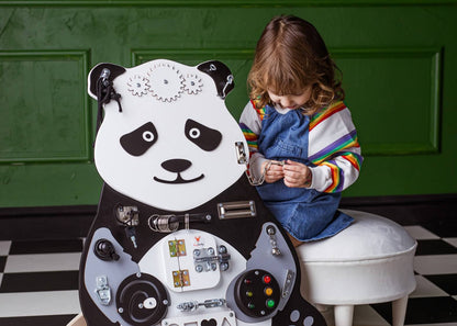 Motorikwand Paula Panda aus Holz im Detail