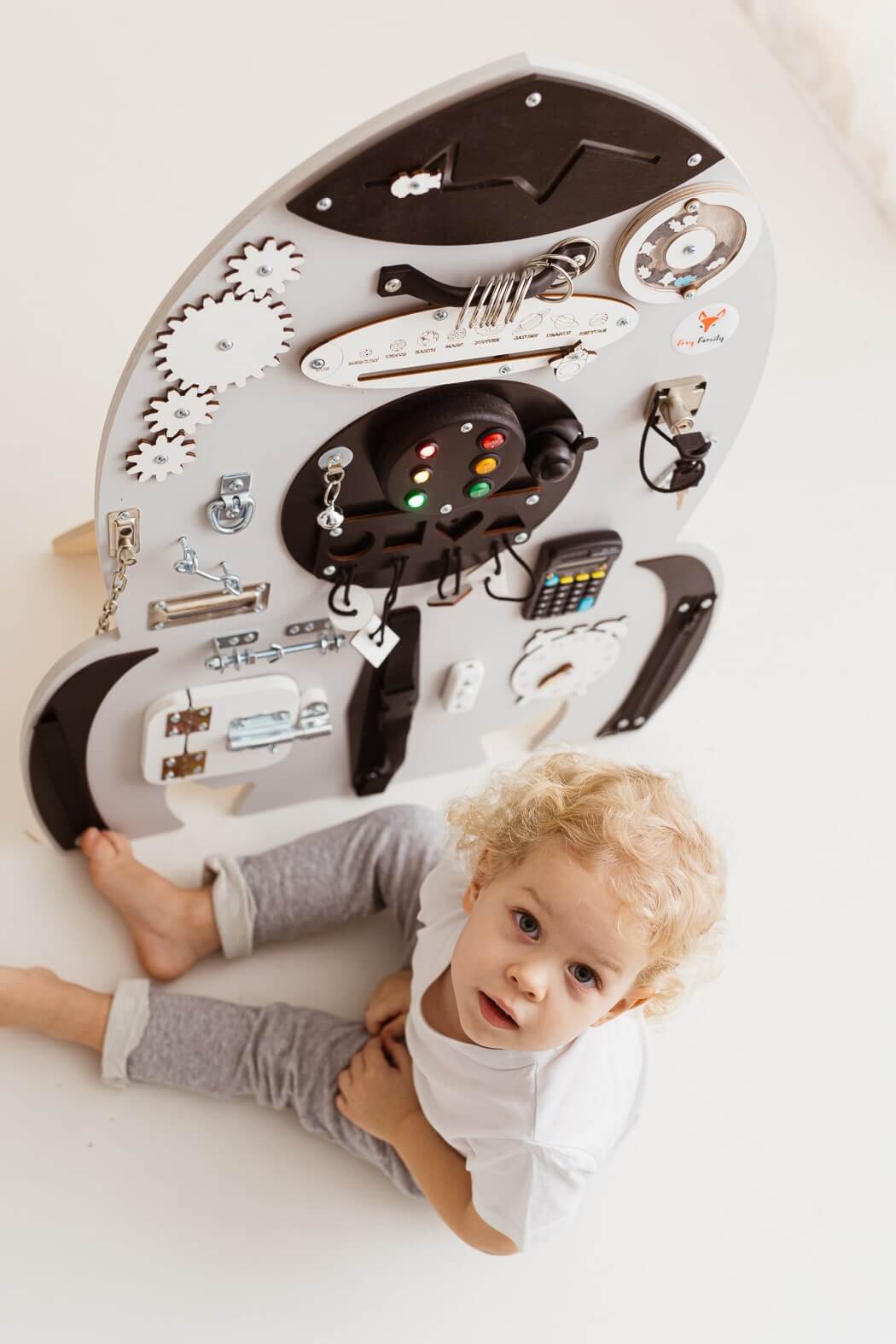 Motorikbrett Rocky Rakete mit Spielelementen für Kinder