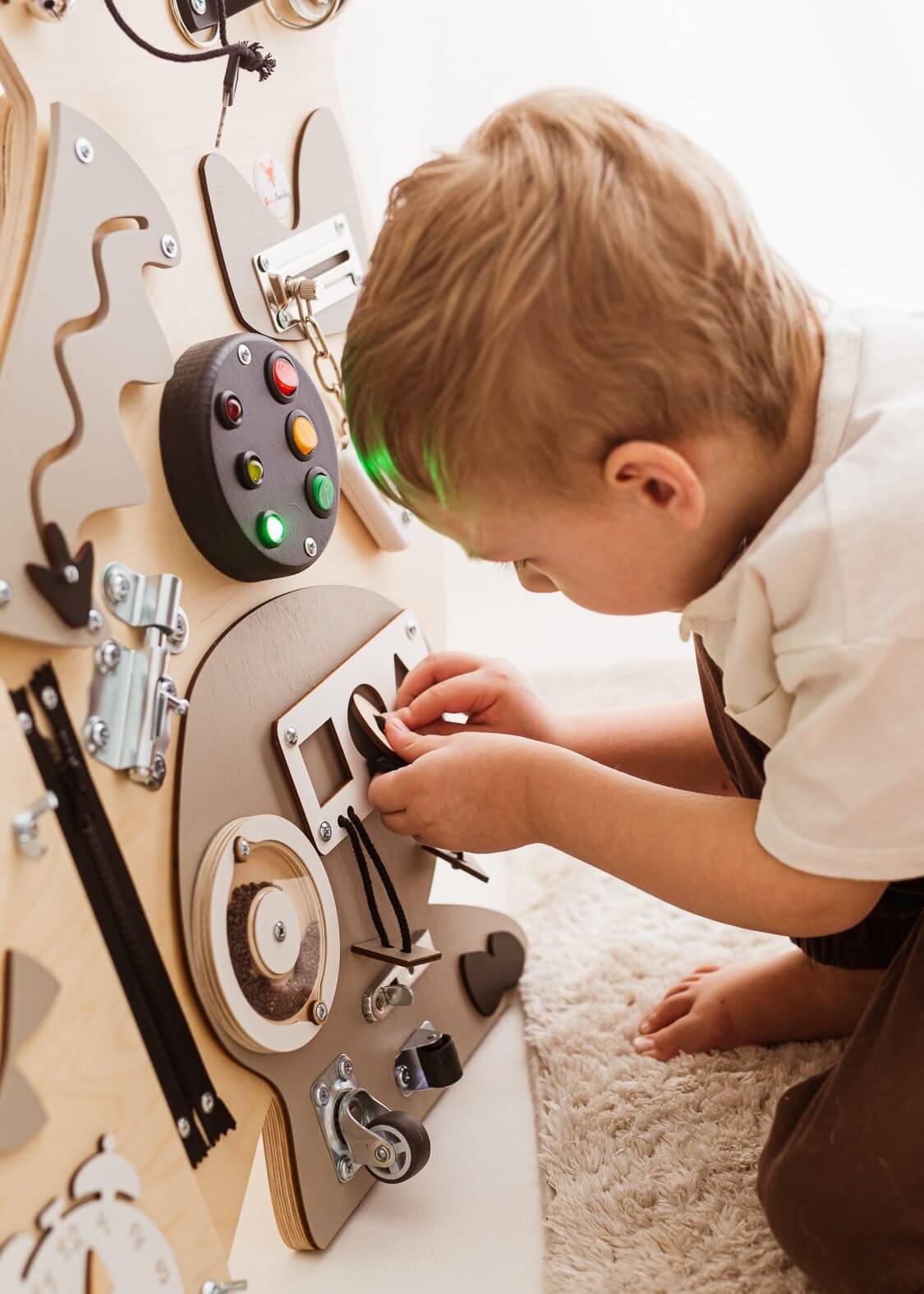 Motorikwand Rudi Rex aus Holz für Kinder