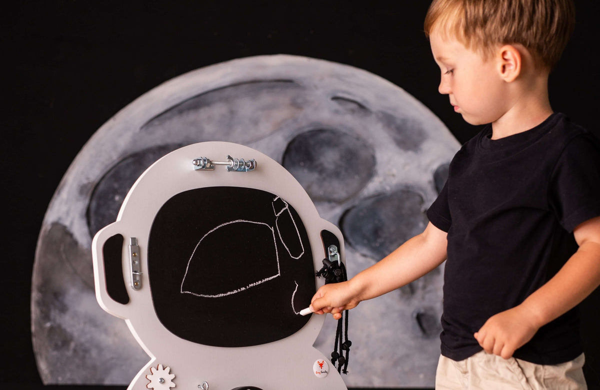 Motorikwand Susi Space mit vielen Aktivitäten für Kinder