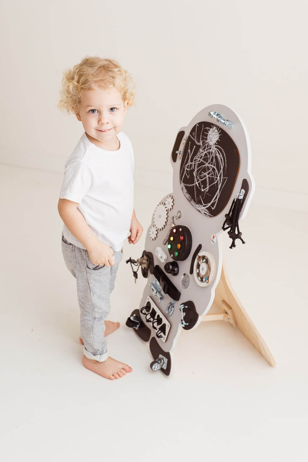 Motorikbrett Susi Space mit Spielelementen für Kinder