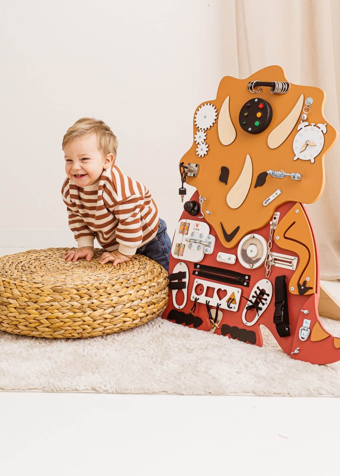Motorikbrett Tilda Trizeratops mit Spielelementen für Kinder