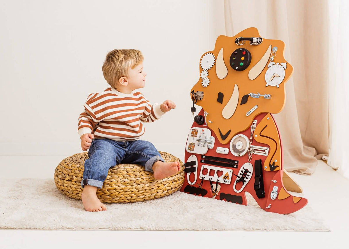 Motorikwand Tilda Trizeratops mit vielen Spielelementen