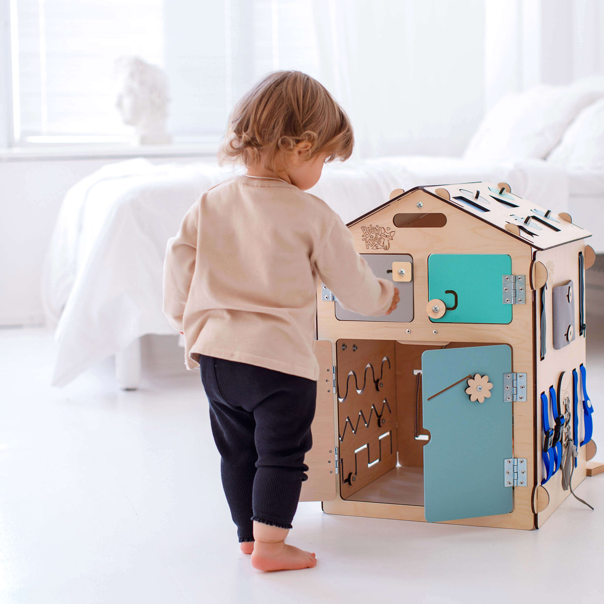 Motorikhaus Activity Board in Mint von Busykids aus Holz