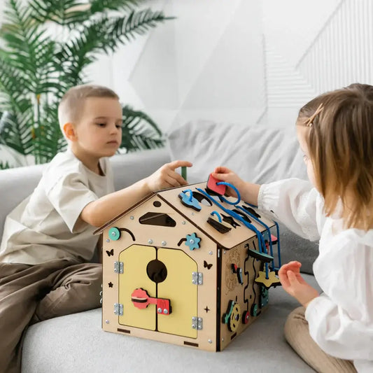 Motorikhaus Activity Board Mini aus Holz von Busykids