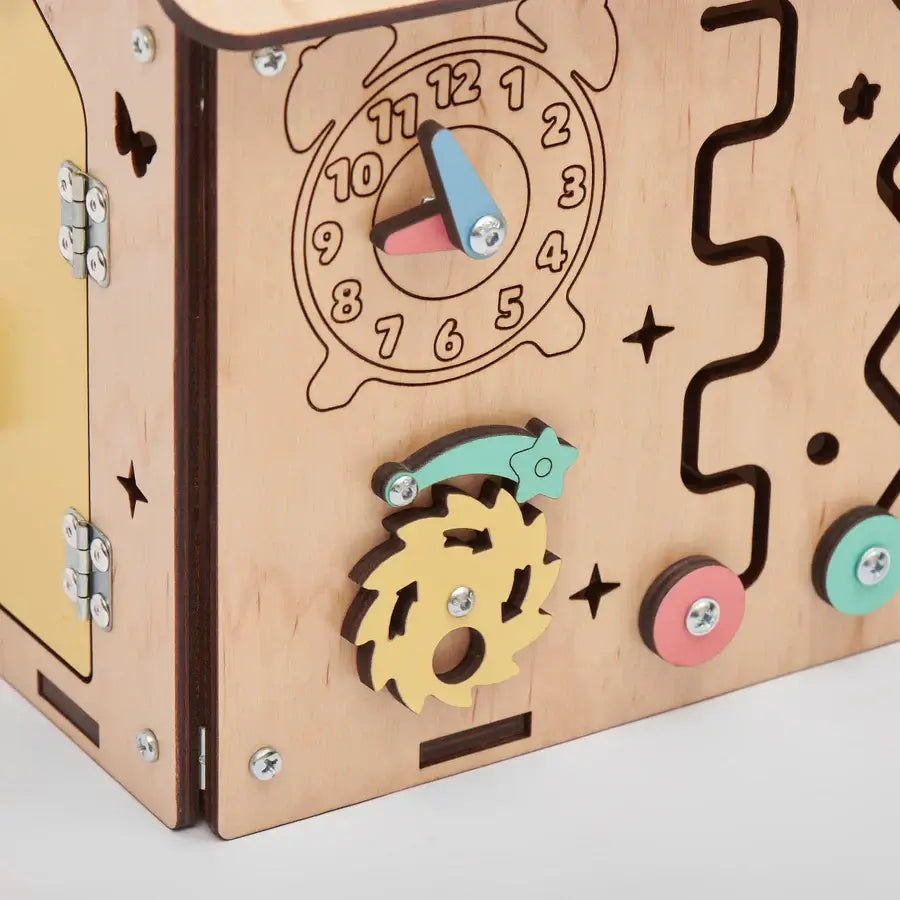 Kleines Activity Board Mini aus Holz im Detail