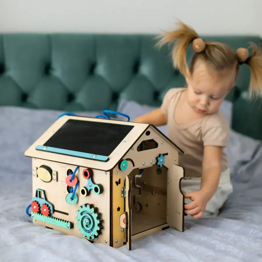 Kleines Motorikhaus Mini mit vielen Aktivitäten