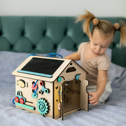 Kleines Motorikhaus Mini mit vielen Aktivitäten