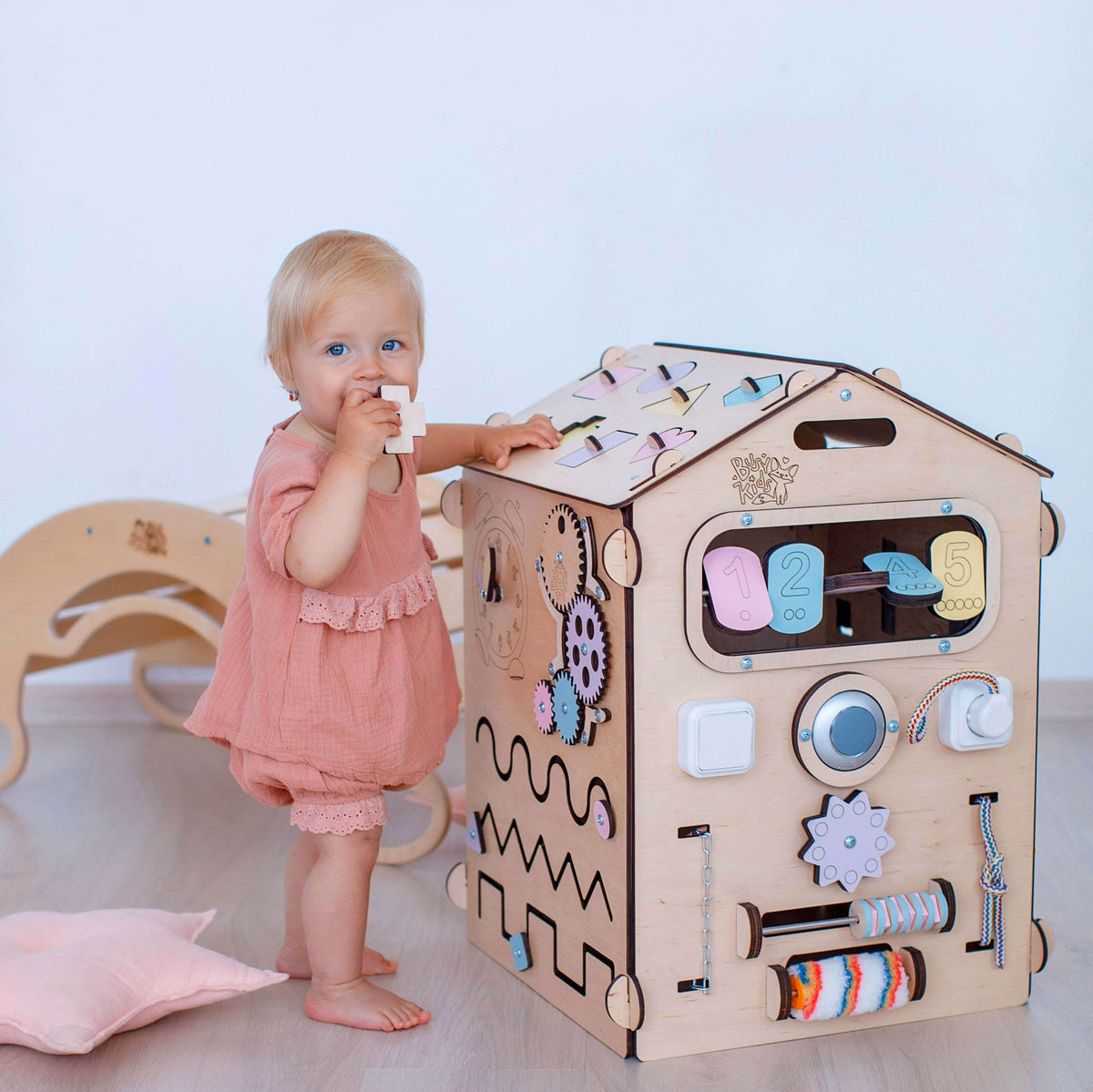 Motorikhaus Activity Board in Pastell-Natura von Busykids