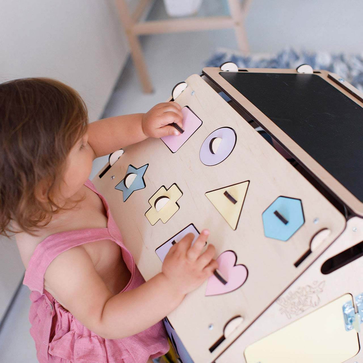 Motorikhaus Pastell-Natura mit Schlössern und Schaltern