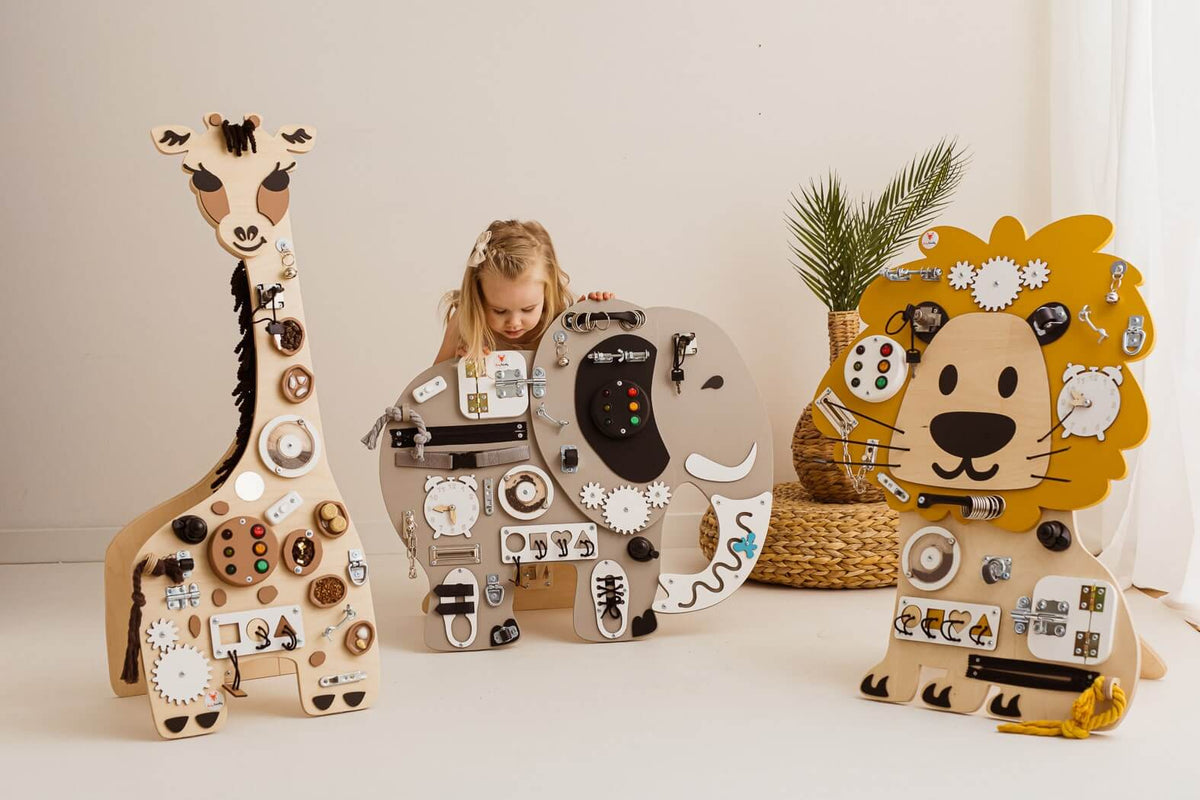 Motorikwand Elli Elefant im Detail aus Holz