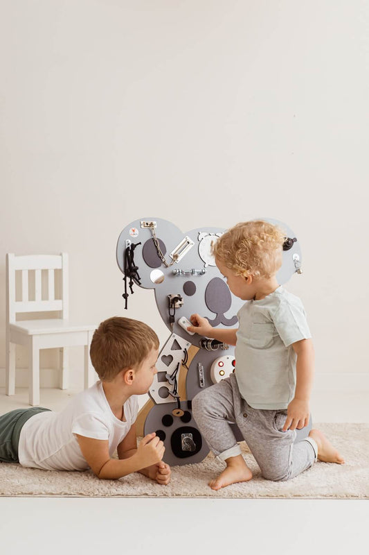 Motorikwand Kuno Koala in Grau für Kinder