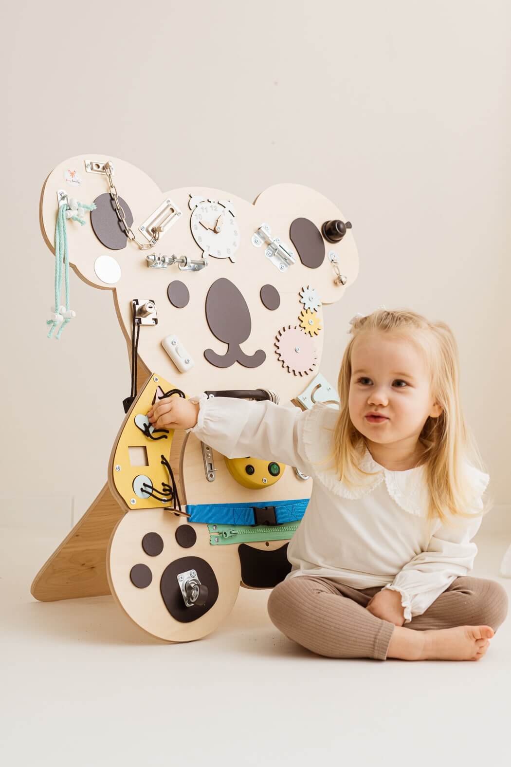 Motorikwand Kuno Koala in Natur mit Spielelementen