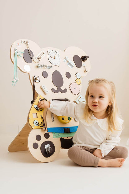 Motorikwand Kuno Koala in Natur mit Spielelementen