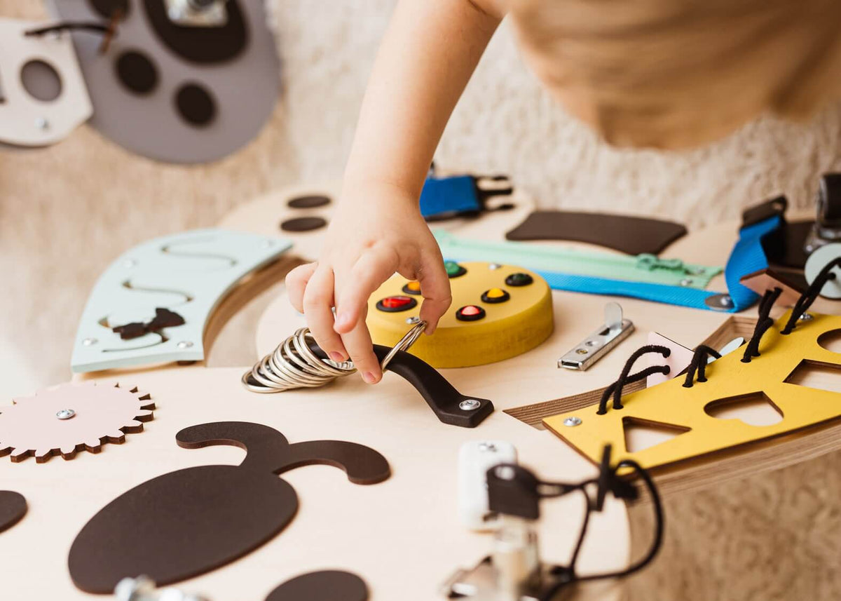 Motorikwand Kuno Koala in Natur mit Detailaufnahme