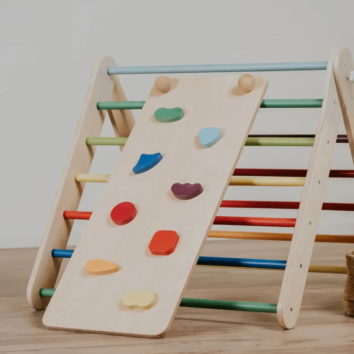 Buntes Pikler Kletterdreieck mit Rampe und Sprossenwand als Indoor-Spielplatz