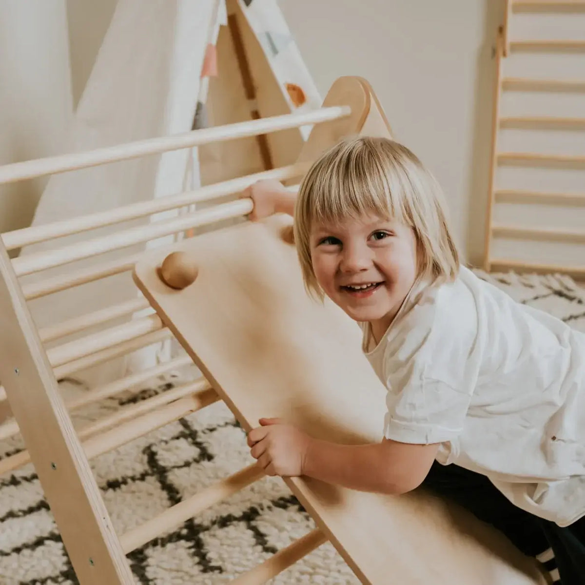 Naturfarbenes Pikler Kletterdreieck mit Rampe und Sprossenwand im Kinderzimmer