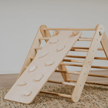 Kletterdreieck in Natur mit Rampe als vielseitiger Indoor-Spielplatz