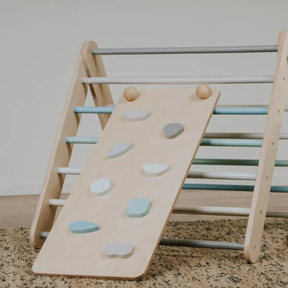 Pastellfarbenes Pikler Kletterdreieck mit eingehängter Rutsche