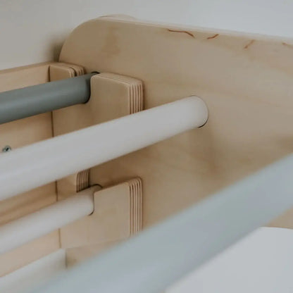 Detailansicht der einhängbaren Sprossen an der Kletterwand des leg & go Dreiecks