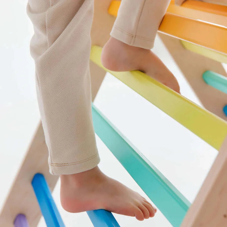 Buntes Pikler Kletterdreieck mit Kletterbogen und Rutsche kombiniert