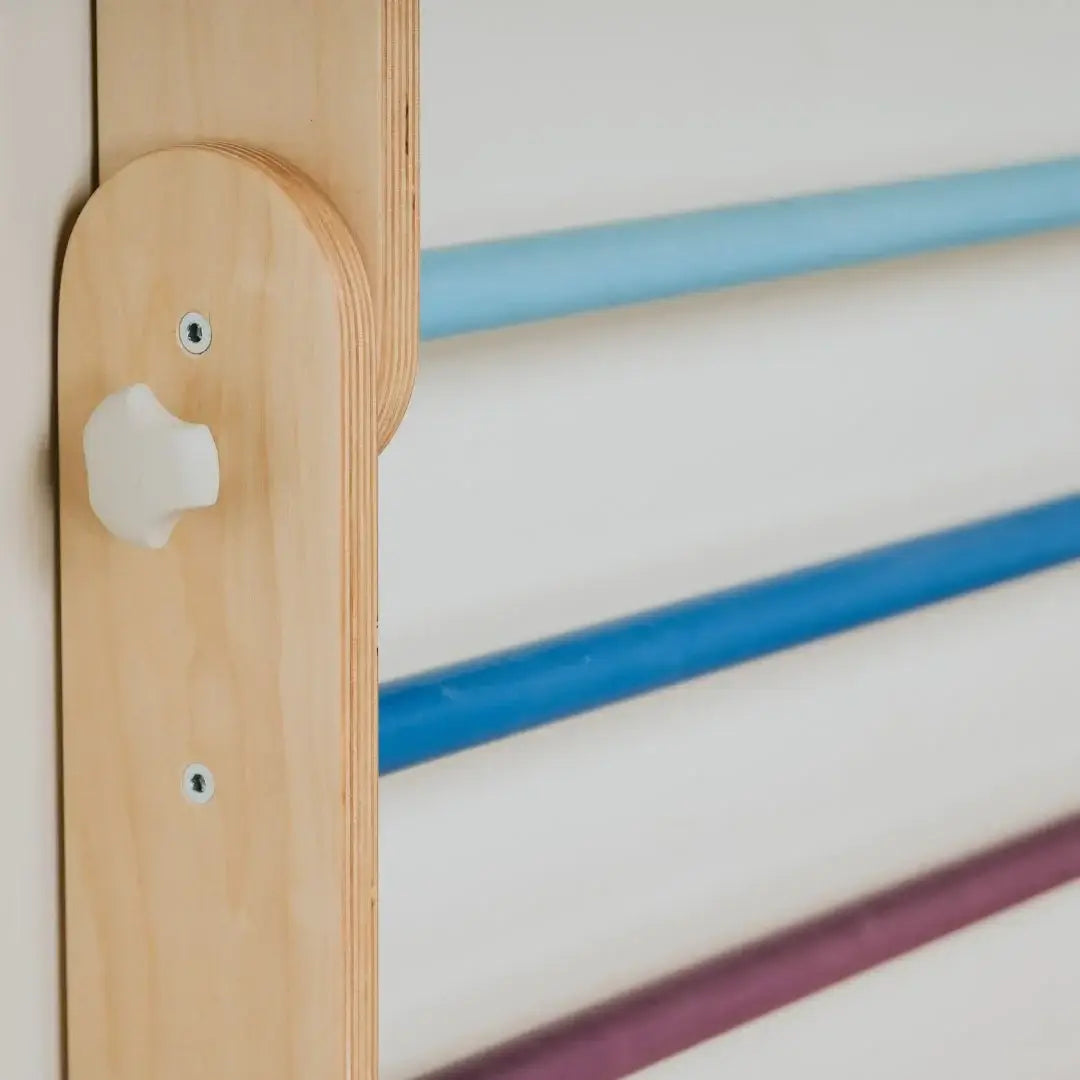 Detailaufnahme des bunten Pikler Kletterdreiecks mit höhenverstellbarem Reck