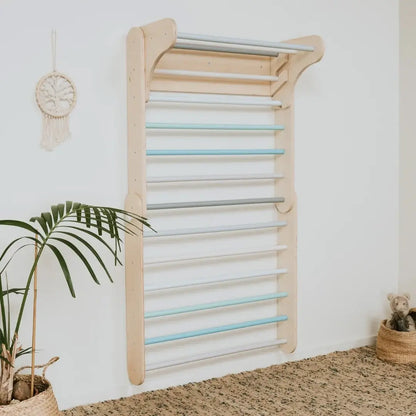Pastellfarbenes Pikler Kletterdreieck mit Sprossenwand im Kinderzimmer