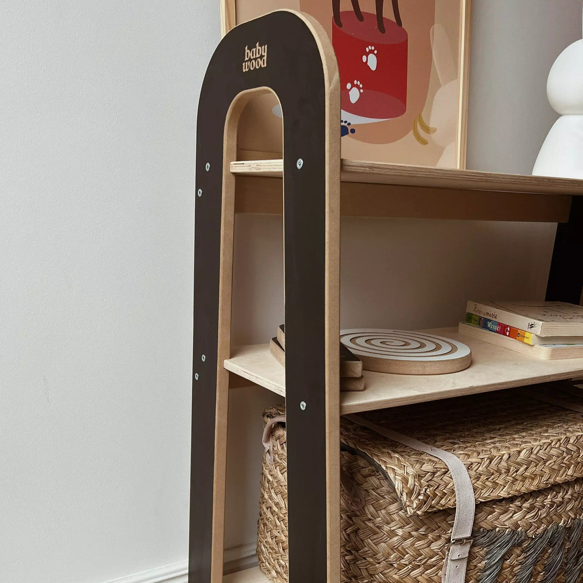 Schwarzes Holzregal SLIM für das Kinderzimmer