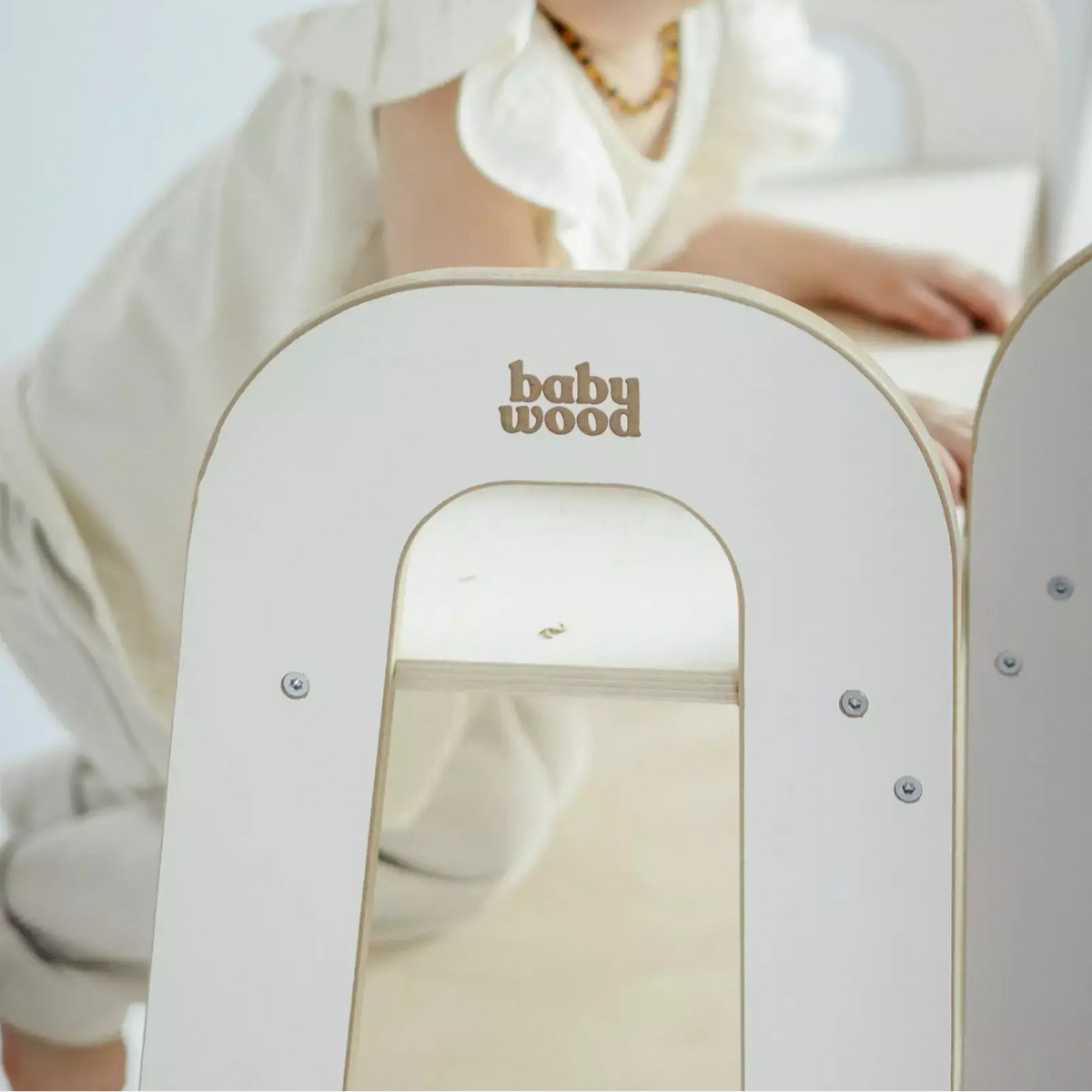 Weißes Holzregal SLIM, Größe M, für das Kinderzimmer