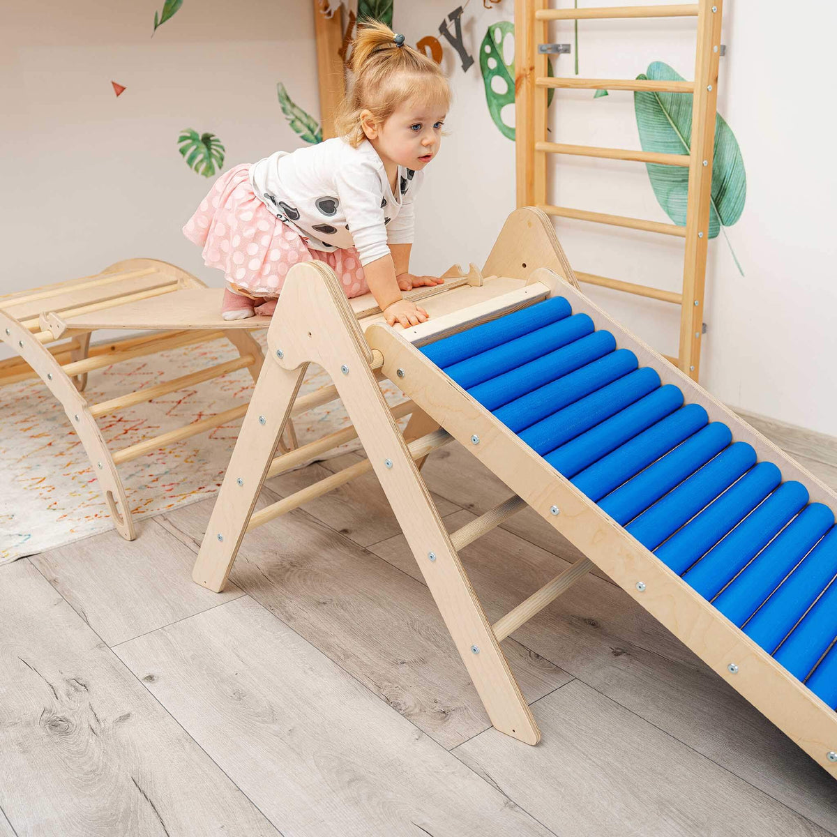 Rollenrutsche für Kinder mit vielen Holzrollen zum Gleiten