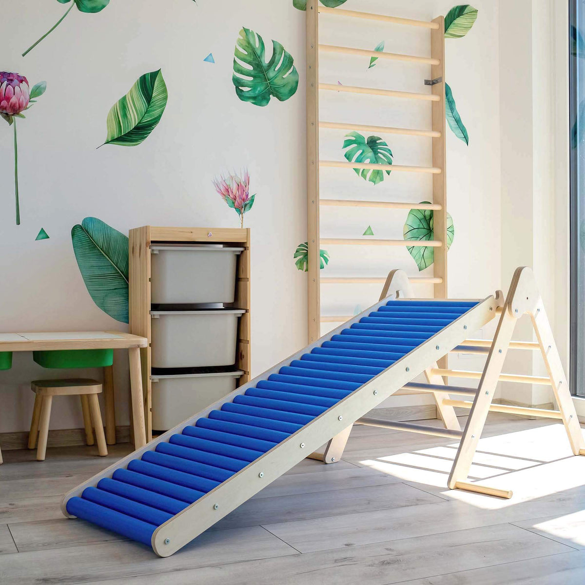 Rollenrutsche für Kinder aus Holz im Kinderzimmer