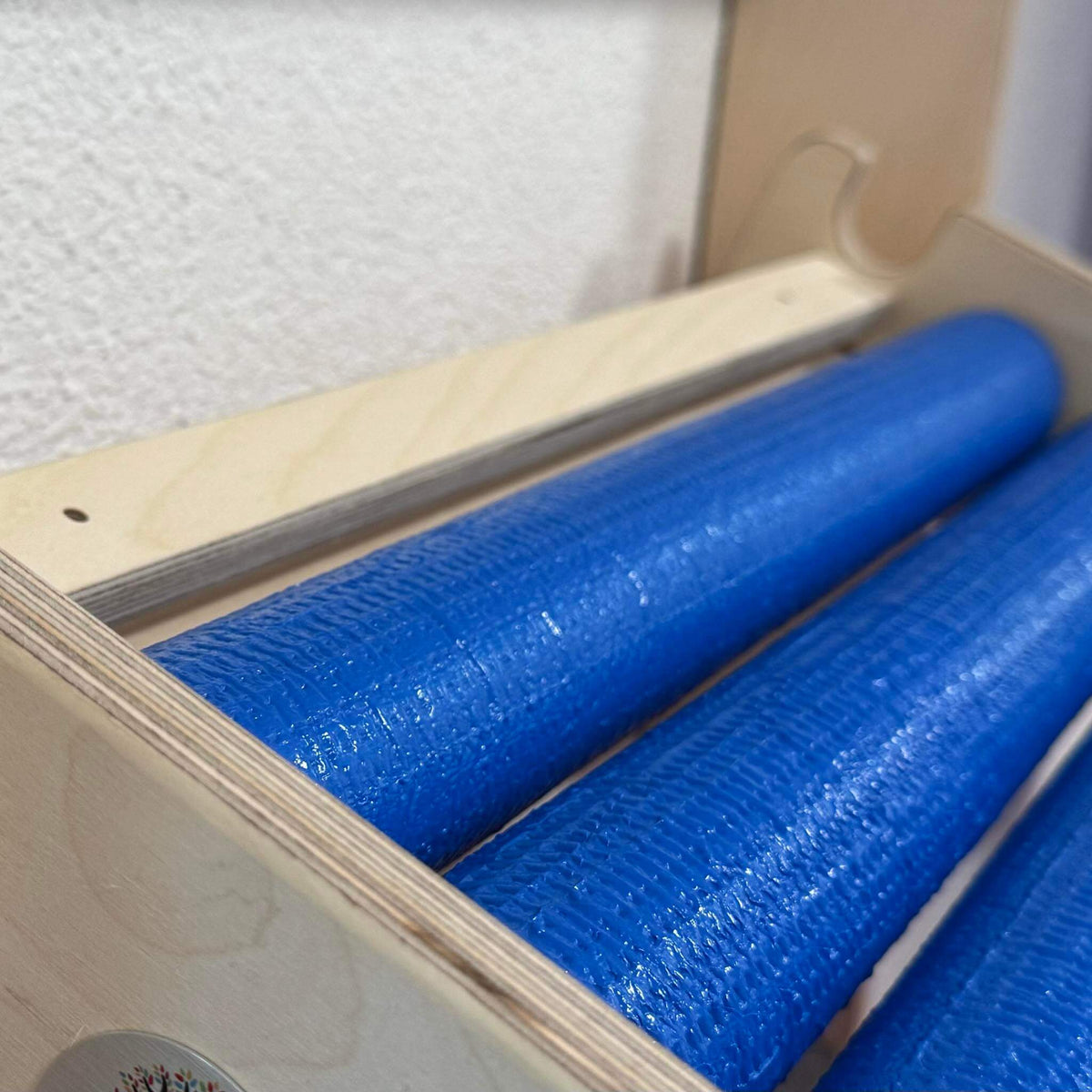 Detail der Rollenrutsche mit einzelnen Holzrollen