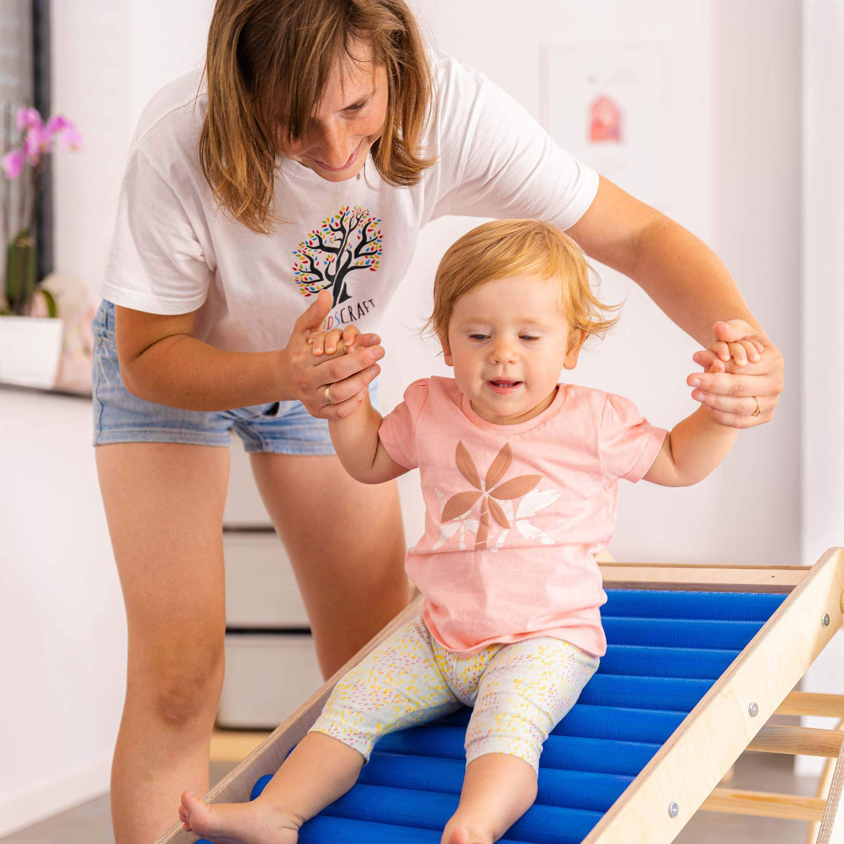 Kind nutzt die Rollenrutsche für Kinder im Spielzimmer