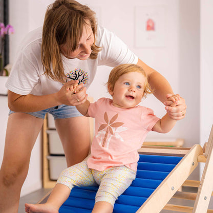 Kind gleitet über die Rollen der Kinderrutsche
