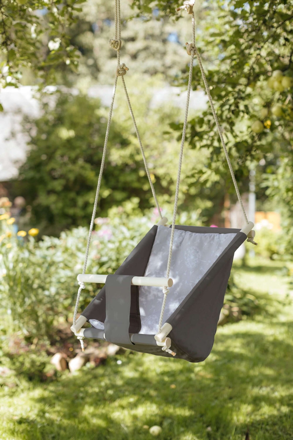 Kinderschaukel in Grau mit Löwenzahn-Muster