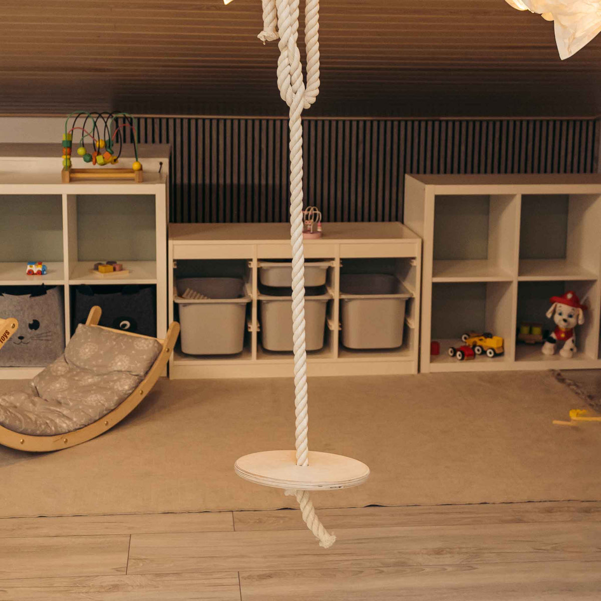 Scheibenschaukel für Kinder aufgehängt im Spielbereich