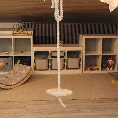 Scheibenschaukel für Kinder aufgehängt im Spielbereich